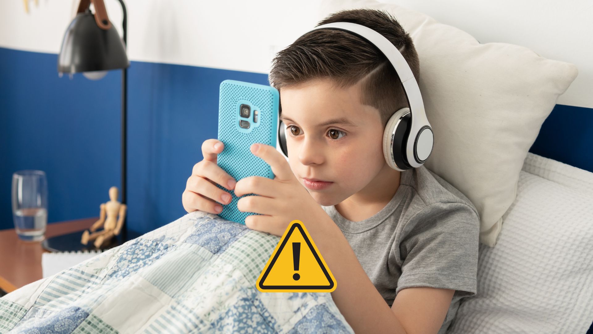 Criança com celular